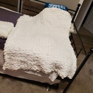 Handmade chunky yarn blanket